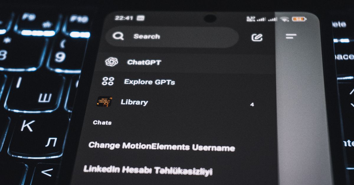 Hand tippt Frage in Chat-App, im Hintergrund unbeachtete Liste klassischer Suchergebnisse